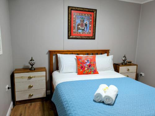North Ward Apartment | Cute Cottage - 2 Bedrooms - City & Strand Beach Location