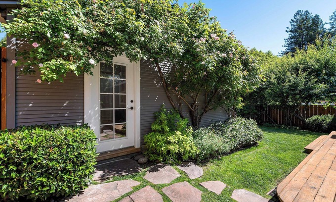 Upper Rockridge Cottage | Cute Cottage in Oakland Hills with TWIN BEDS