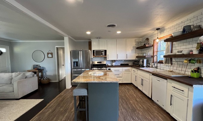 Crawford House | Cute Country Home Near Waco/ Baylor/ Magnolia