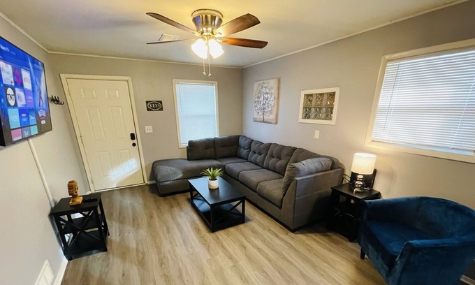 Independence Apartment | Cute & Cozy 1- Large TV, Large Couch, Comfy Beds