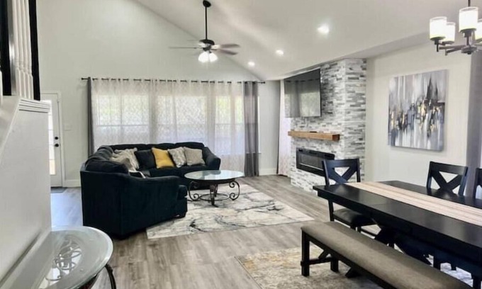 San Antonio House | Cute & Cozy 4BR home close to Seaword & Sixflag