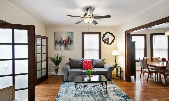 Waukegan House | Cute & Cozy for Family Gatherings