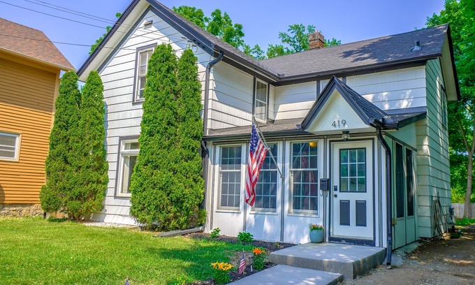 Stillwater House | Cute & cozy home within a 10 minute walk to Downtown Stillwater!