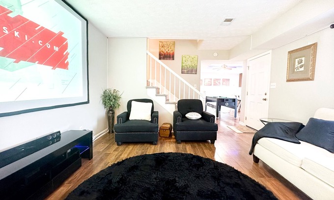 Lexington House | Cute Crib with Wide Screen Home Theater and Games