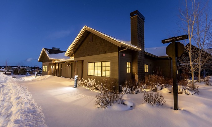 Bend Cottage | CUTE! Heart of resort w/amenities ~ private patio ~ pocket park ~ wifi ~ 🐶