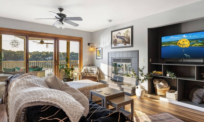 Camdenton Condo | Cute Little Boho Condo-Pet Friendly- Next Door to Pool- Boat Slip- Completely Remodeled- Less than 10 min from Amphitheater