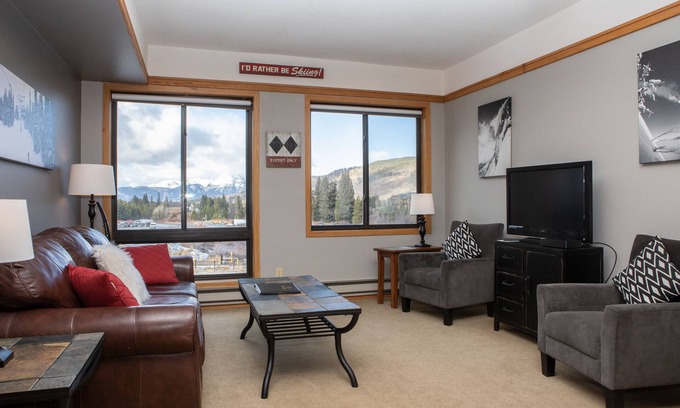 Mountain House Condo | Cute Studio/3 Minute Walk to Lift/Hot Tub Access