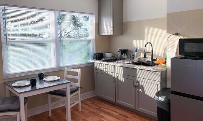 Biggar Apartment | Cute Top Accommodation with King-Size Bed