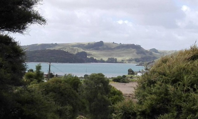 Raglan House | Cute, tree-wrapped cottage above the harbour