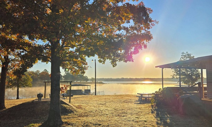 Shawnee House | Cute Twin Lakes house w/huge deck,beach,ramp&dock, sleeps10- only 30 min to OKC