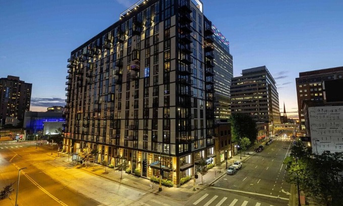 Downtown Minneapolis Apartment | CW/2BR/Sky Lounge/Rooftop Pool/Gym /A