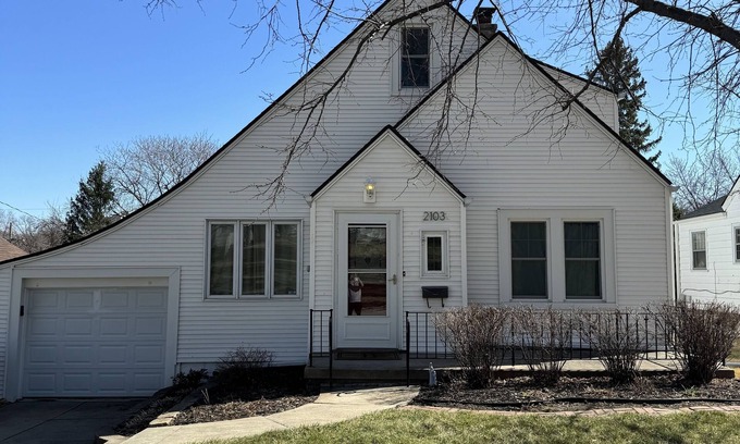 South Central Omaha House | CWS Available! Cute 3 bedroom, 2 full bath 5 miles from Charles Schwab Field
