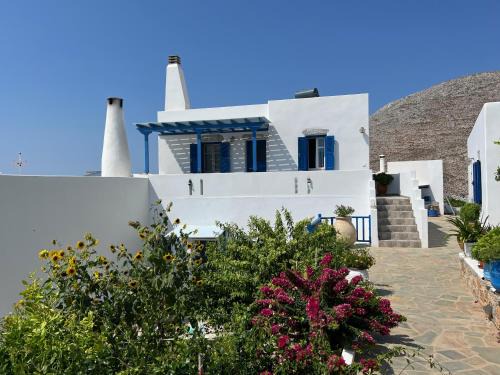Tholaria House | Cycladic house in rural surrounding 2