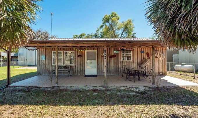 Steinhatchee House | Cypress Cottage in the heart of Steinhatchee! Fenced in yard!