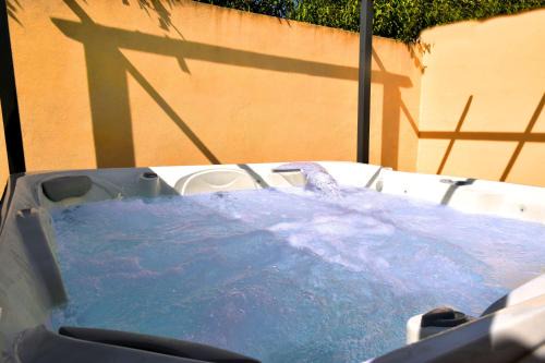 Montelimar House | Décompression assurée - Super Calme - Jacuzzi Chauffé à remous - Jardin et Terrasse - Clim - Salle de Jeux avec Fresque Provençale - Grande Piscine Partagée au Sel - Maison spacieuse, tout équipée et joliment décorée - Proche des commodités
