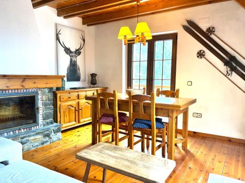 Arties Apartment | Dúplex amb balcó i vistes a Arties by RURAL D'ÀNEU