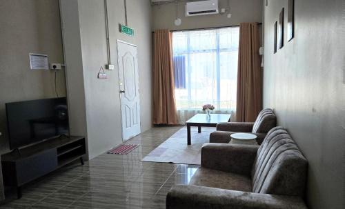 Kampung Hutan Palas House | D'Aleena Homes Kodiang - Guesthouse