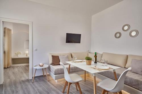 Vourvoulos Apartment | D' amigos Superior Cave House with outdoor hottub
