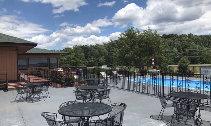 Farmerville Hotel | D'Arbonne Lake Motel
