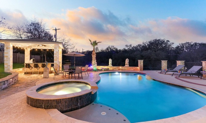 San Antonio House | D'Hidden Gem |Sleeps16 |Heated Pool, 5 acres