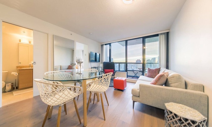 Yaletown Condo | D11 - Tastefully Furnished One Bedroom in Yaletown