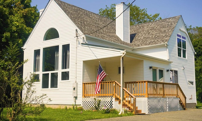 Mastic Beach House | Dahlia by the Bay, walking distance from marina