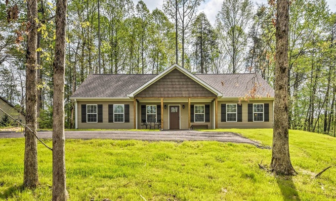 Dahlonega House | Dahlonega Home w/Yard near Hiking & Downtown