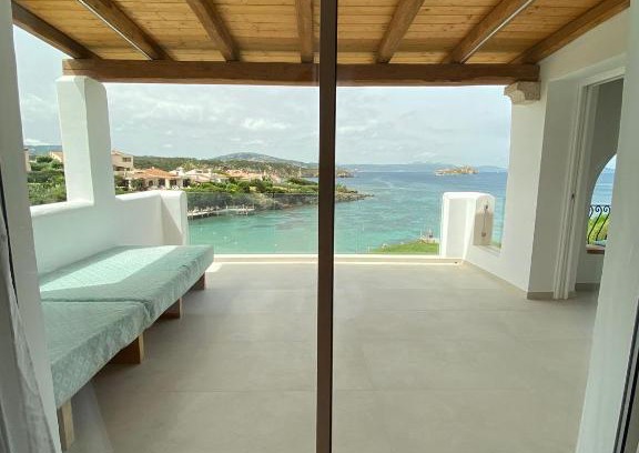 Capo Ferro Apartment | Dahu Porto Cervo 3 camere 2 bagni sulla spiaggia cala del faro