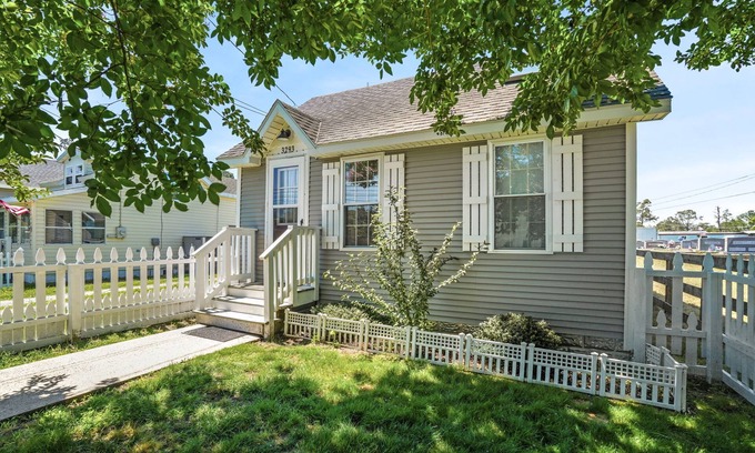 Chincoteague House | Daisey Cottage - Pet friendly w/Fenced yard!