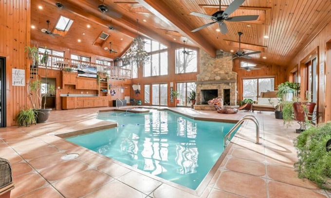 South Bloomingville House | Daisy Glen Retreat: Private indoor pool in Hocking Hills