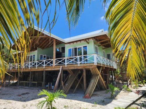 Roatan Villa | Dakota Breeze - New luxury, oceanfront home with pool!