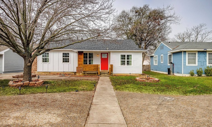 Oak Cliff House | Dallas 3BR | King Beds | Fire Pit | 6mi to DT