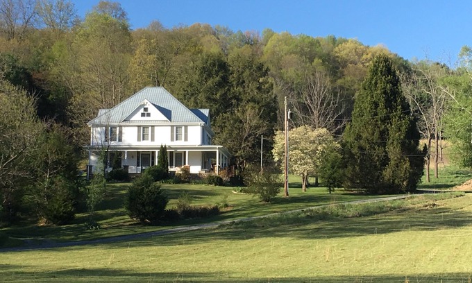 Damascus House | Damascus,VA-3BR Farmhouse close to Town, Creeper Trail & river!