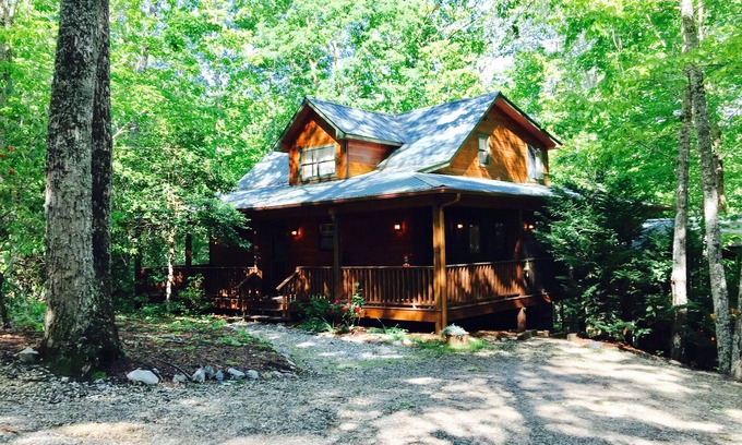 Blairsville Cabin | Dancing Bear Your Honeymoon Cabin with Hot Tub in the Woodsn