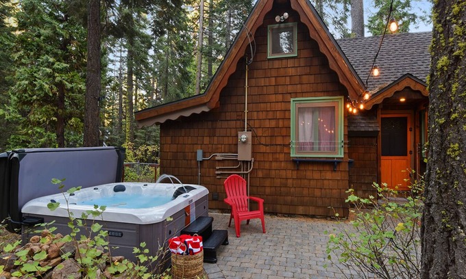 Timberland Cabin | Dancing Cubs Camp - Updated, Dog Friendly, Hot Tub