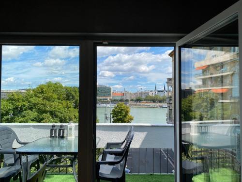 Taban Apartment | Danube view Artapartment with balcony