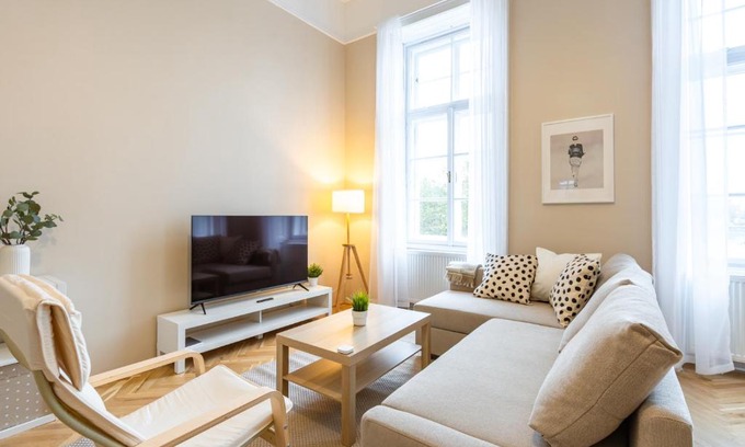 Budavar Apartment | Danube Waterfront View at Chain Bridge