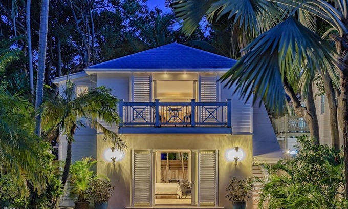 Historic Seaport Cottage | *DARLING OF DUVAL @ OLD TOWN* Estate Cottage + Spa + LAST KEY SERVICES…