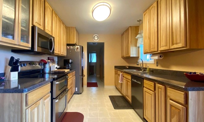 Billings House | Darling well appointed home in family neighborhood