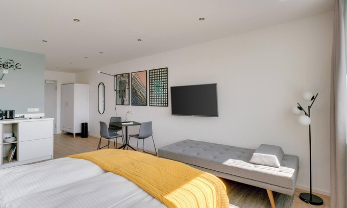Mitte Apartment | Darmstadt Wilhelminenstr | Suite L + Seating Area