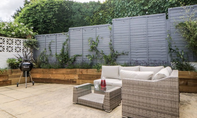 Stoke Gabriel Cottage | DART RETREAT, pet friendly, with a garden in Stoke Gabriel