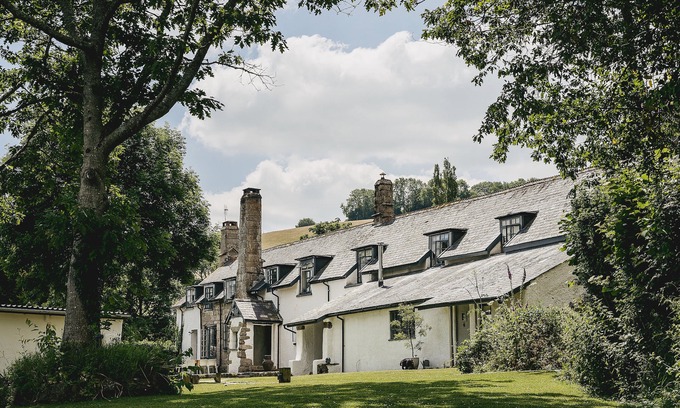 Bridford House | Dartmoor country house, ensuite ,dog friendly, pétanque pitch, field and stream