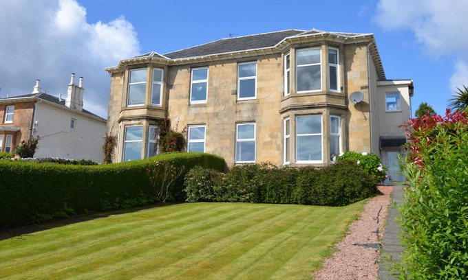 Kilmun Apartment | Davaar Upper Apartment, promenade location Dunoon