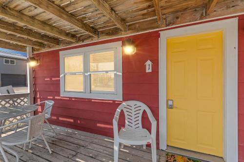 Monticello Hotel | Dave's Last Resort Poolside-Charming Cabin 1 Hotel Room