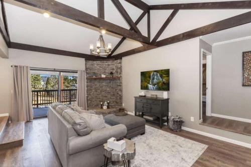 Big Bear Lake House | Dawn and Dusk by AvantStay Modern Cabin in Great Location w Home Theatre