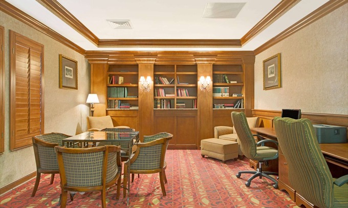Maryland Heights Hotel | Days Inn and Suites by Wyndham St. Louis/Westport Plaza