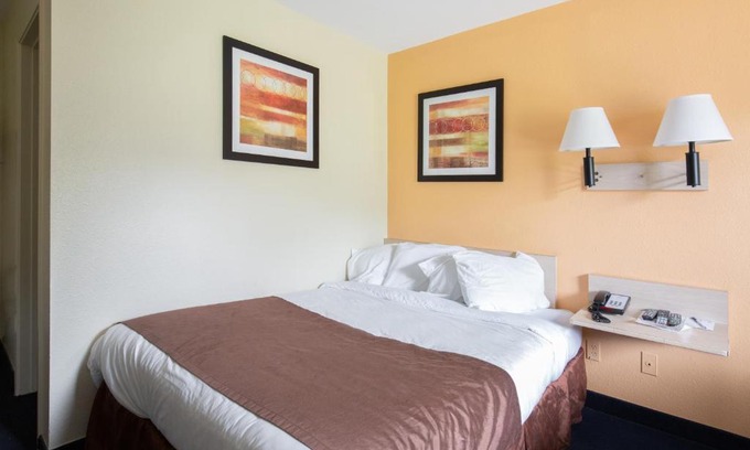 New Philadelphia Hotel | Days Inn by Wyndham New Philadelphia