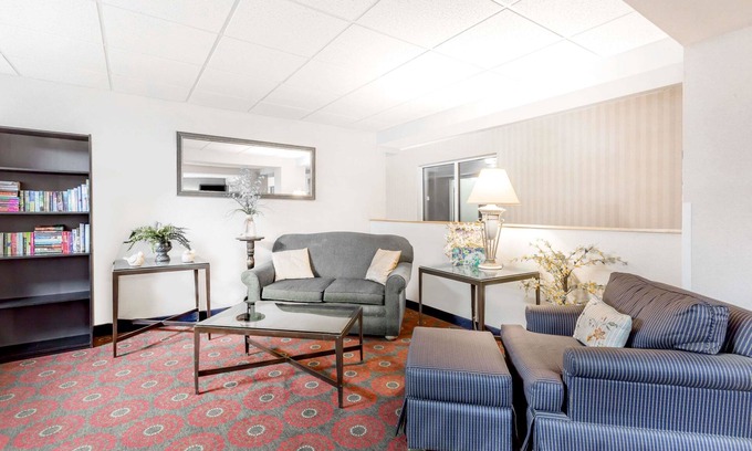 Cedar Falls Hotel | Days Inn by Wyndham Cedar Falls- University Plaza