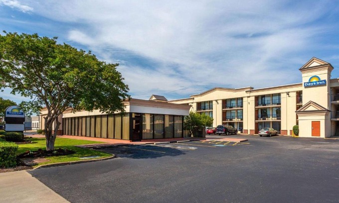 Coliseum Central Hotel | Days Inn by Wyndham Hampton Near Coliseum Convention Center