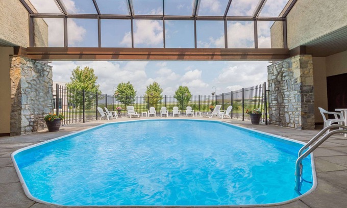 Maumee Hotel | Days Inn by Wyndham Maumee/Toledo